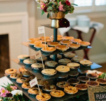 'A GUIDE TO PLANNING A FALL WEDDING' Image #2