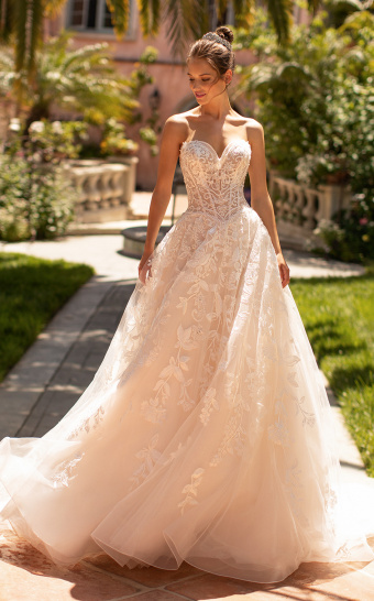 'WEDDING DRESS TREND ALERT: BEAUTIFUL LACE WEDDING GOWNS FOR EVERY SEASON' Image #2