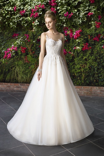 GUIDE TO CREATING A CUSTOM WEDDING DRESS