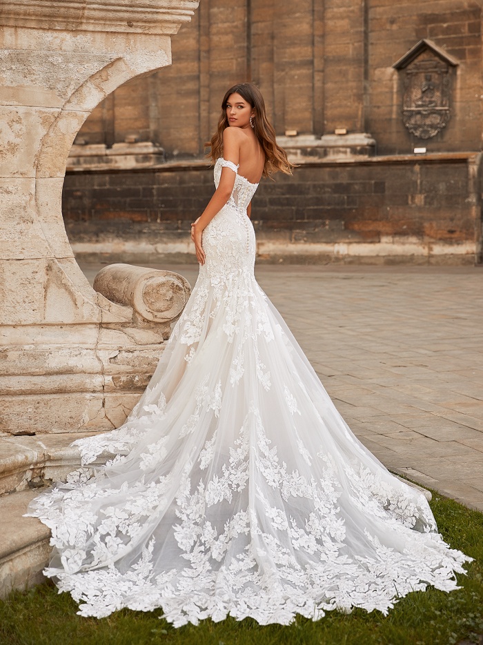 'A Guide to Wedding Dress Train Styles & Lengths' Image #1