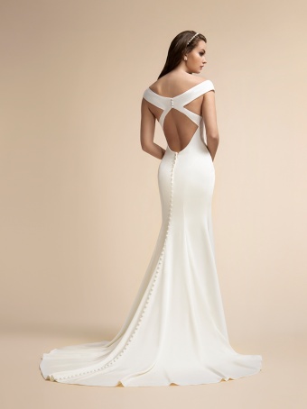 'A Guide to Wedding Dress Train Styles & Lengths' Image #2