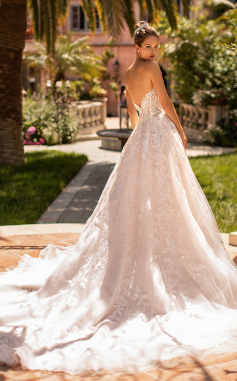 'WEDDING DRESS TREND ALERT: BEAUTIFUL LACE WEDDING GOWNS FOR EVERY SEASON' Image #2