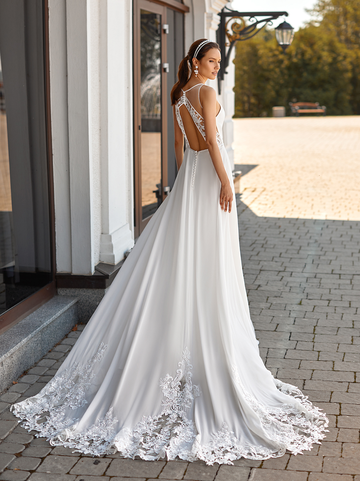 https://www.moonlightbridal.com/img/blog/66de2d2f8e17fb84ec00c9f6eb444cdd-inline.jpg