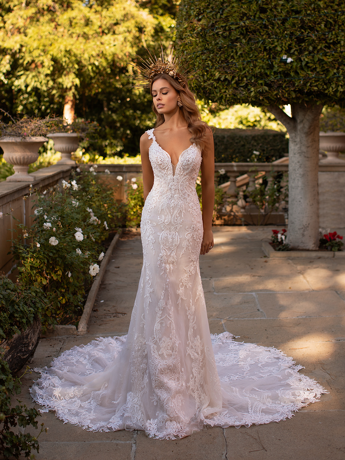 Mesmerizing Mermaid Wedding Gown With Leaf Pattern