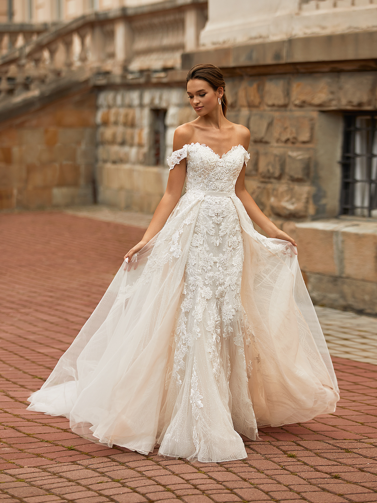 Long-sleeve wedding dress idea - lace, ball gown wedding dress with  v-neckline. Style … | Wedding dress long sleeve, Ball gown wedding dress,  Gorgeous wedding dress