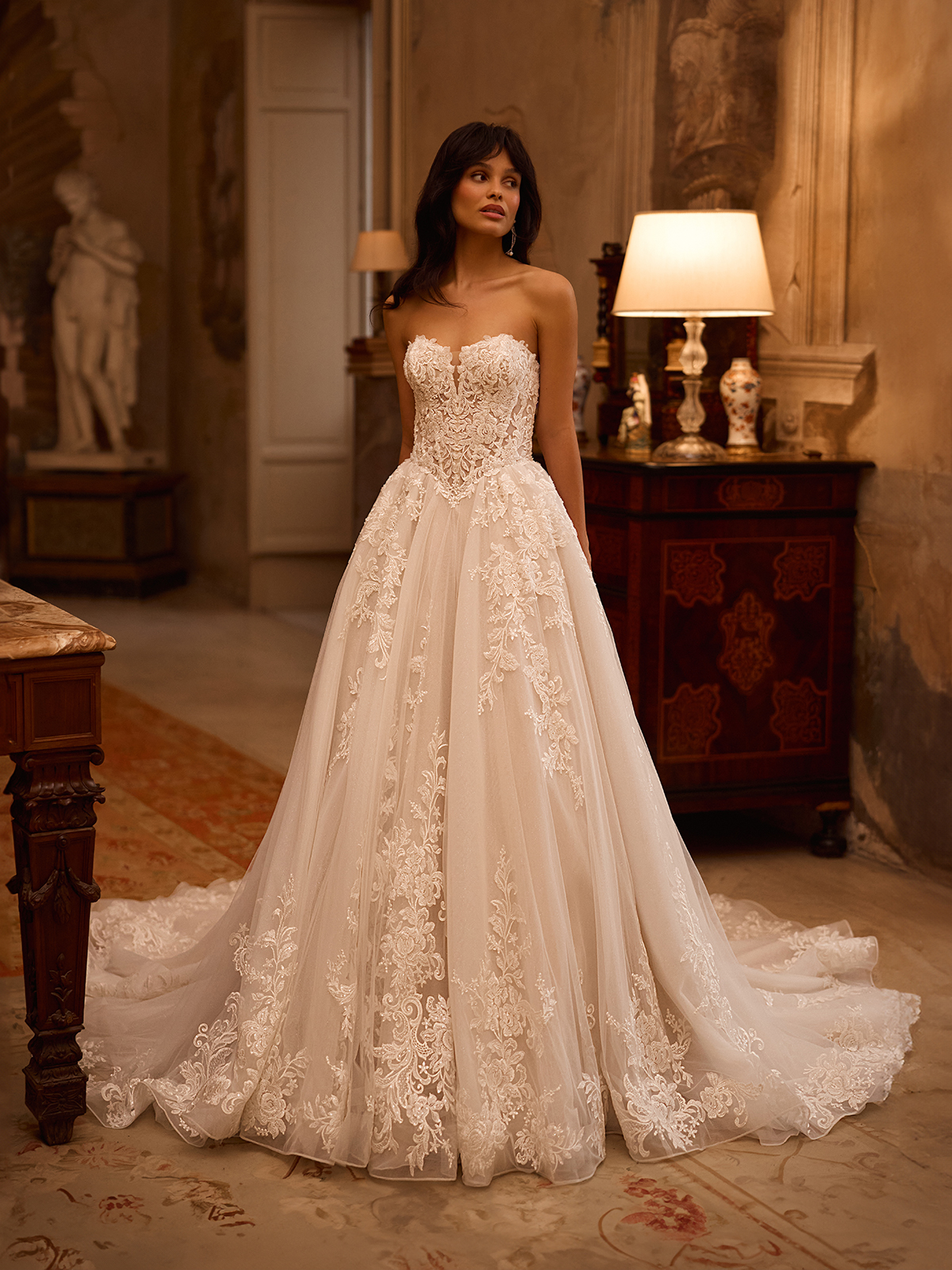 Romantic Pointed Sweetheart Tulle A-line Wedding Dress
