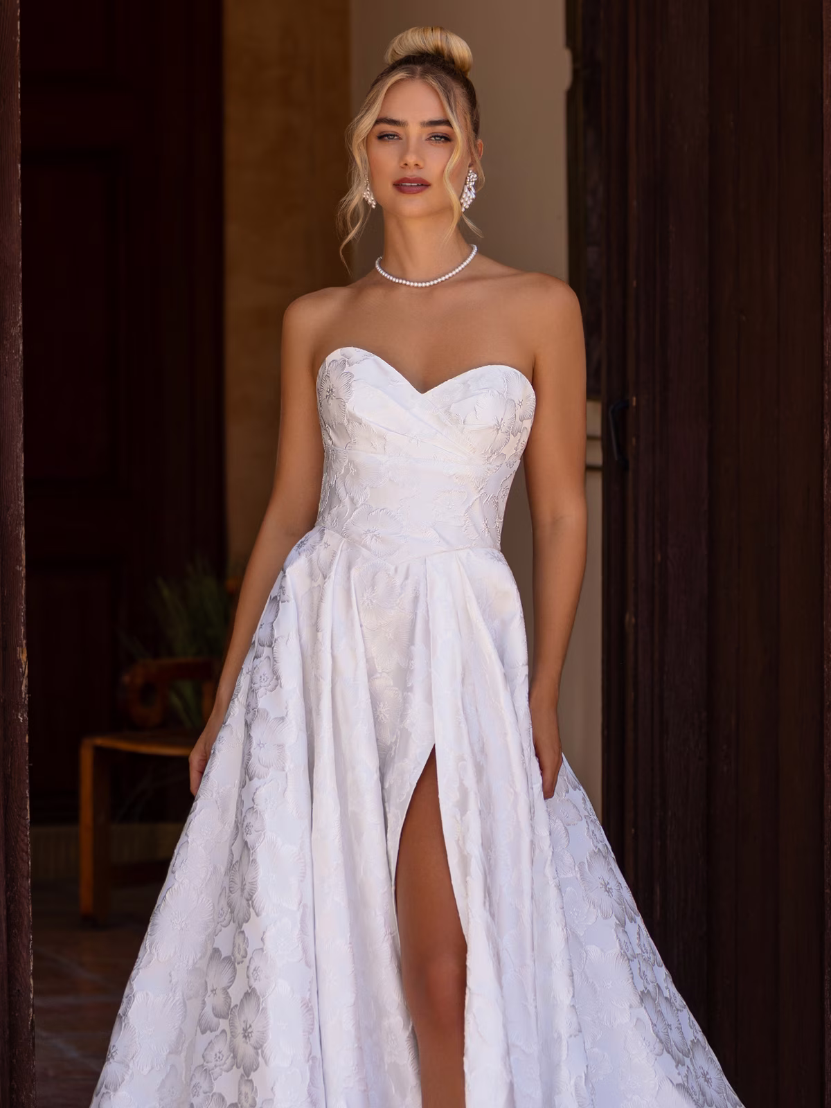 Basque waist jacquard satin A-line wedding dress with side pockets - Moonlight Tango T209