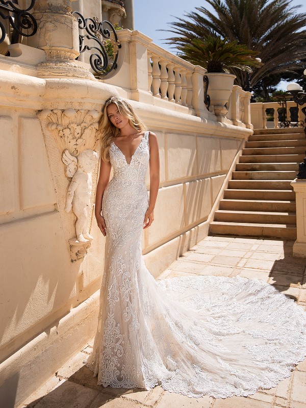 Sexy Lace Mermaid Wedding Dress With Leaf Shaped Train