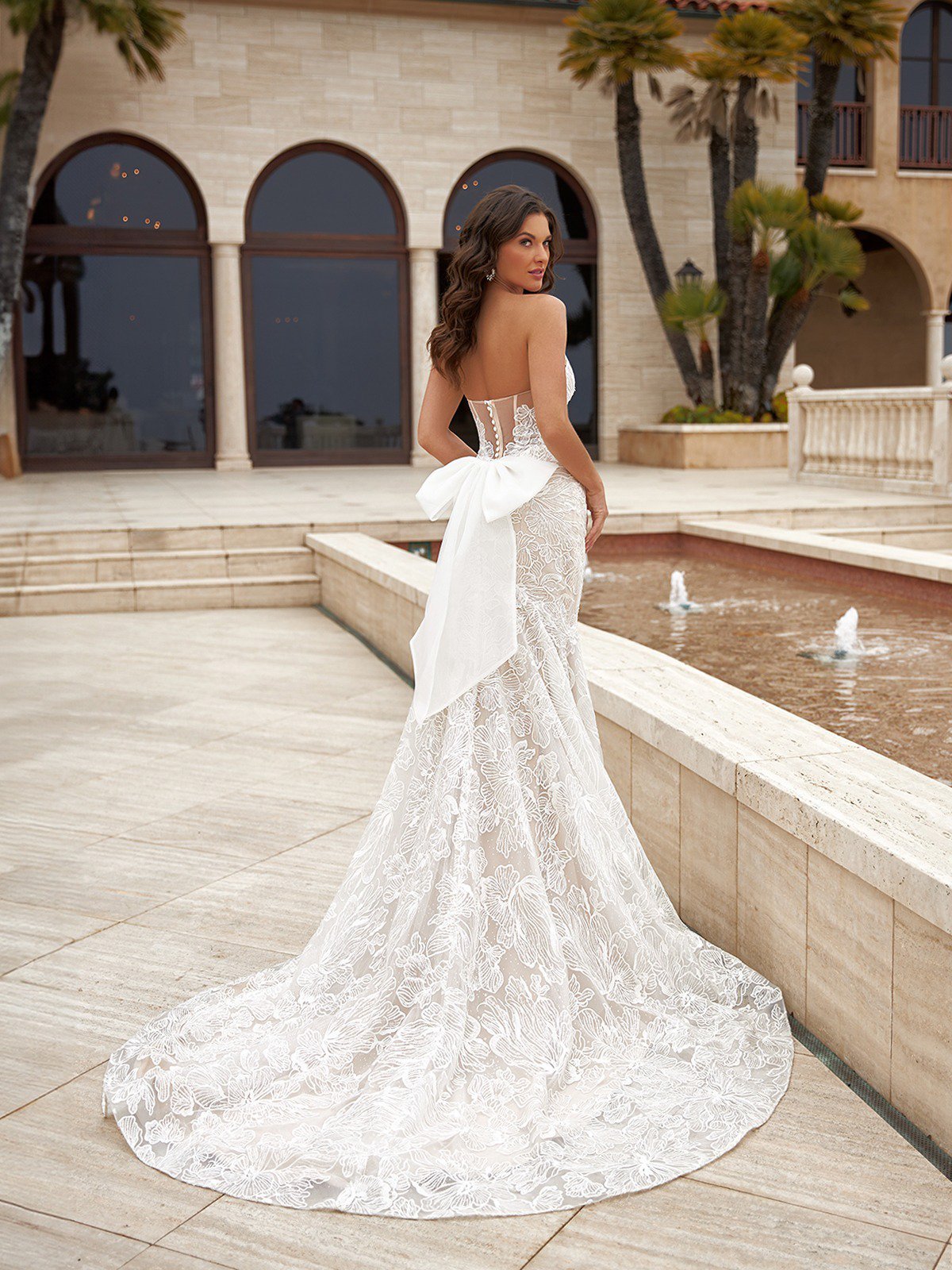 Bridal Gown With a Mermaid Silhouette, Lace, and Bow