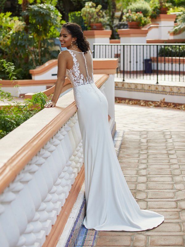 https://www.moonlightbridal.com/styles/T939/newmain/3.jpg